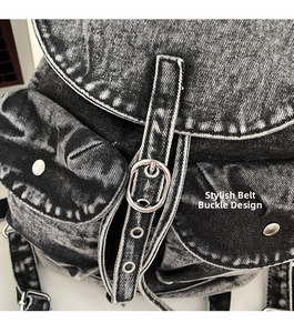 Detalle de mochila de mezclilla lavada al ácido con hebilla de metal brillante y costuras