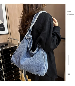 Vista laterale di una borsa tote in denim vintage con bordi sfrangiati indossata