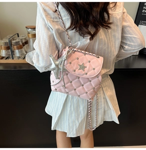 Detailansicht der rosa gesteppten Mini-Tasche mit Sternverschluss und Seestern-Anhänger