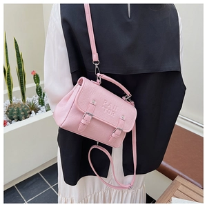 Detail der hellrosa Tasche mit Lychee-Muster und verstellbarem Schulterriemen aus PU