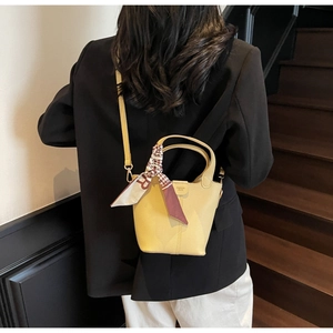 Borsa a secchiello in pelle martellata gialla con foulard di seta e tracolla