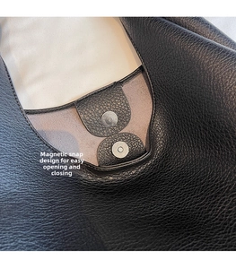 Dettaglio della borsa tote in pelle nera con pratica chiusura a scatto magnetico