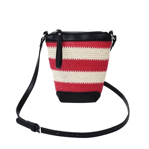 Borsa a secchiello minimalista intrecciata rossa e bianca con finiture in pelle nera