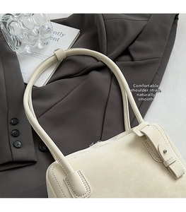 Detail of comfortable cream shoulder strap and high-quality stitching on tote bag