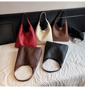 Collezione di borse tote minimaliste in pelle in cinque colori su lino bianco