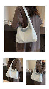 Detailansicht der hellblauen Hobo-Tasche aus Leder mit Lychee-Muster und breitem Riemen