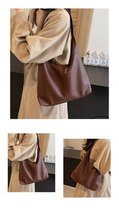 Große dunkelbraune Tote-Bag mit Lychee-Struktur kombiniert mit einem Trenchcoat