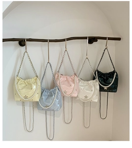 Détails de sacs seaux matelassés en cinq couleurs avec perles et logo étoile
