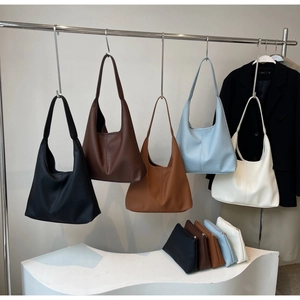Detailansicht modischer Hobo-Tote-Bags in fünf Farben mit passenden kleinen Innentaschen