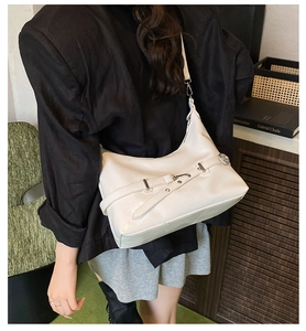 Détail du sac bandoulière demi-lune blanc avec boucle argentée et sangle réglable