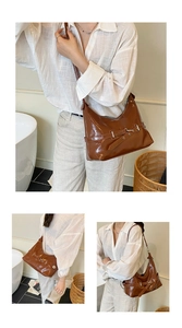 Détail du sac à bandoulière en similicuir marron brillant avec boucle en métal vintage
