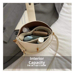Detailansicht der beigen Lederbeuteltasche mit großem Innenraum für alle Essentials
