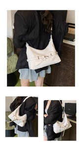 Vue détaillée du sac croissant en cuir verni blanc avec bandoulière et boucles métal
