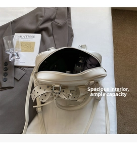 Vista dall'alto dell'interno spazioso della borsa crema con telefono e cosmetici