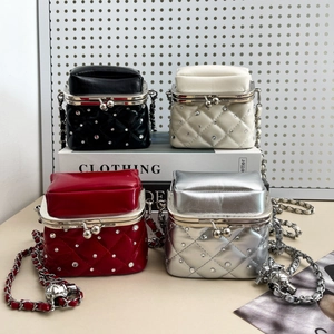 Elegante gesteppte Clutch-Taschen mit Strass und Perlenhenkeln in vier Farben