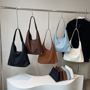 Große Hobo-Taschen aus Leder in fünf Farben mit passenden Reißverschlusstaschen