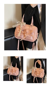 Borsa a mano in pelle verniciata rosa con fiocchi e dettaglio foulard a pois seta