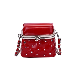 Rote Mini-Tasche mit Steppmuster, Strassperlen und Vintage-Klippverschluss aus Metall