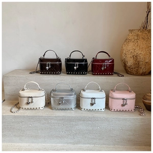 Mini borse a secchiello trapuntate con borchie metalliche e tracolla in sette colori