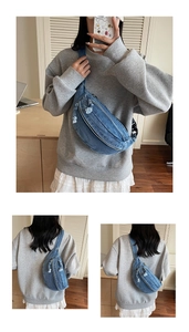 Gros plan du sac bandoulière en denim bleu délavé avec détails déchirés et effilochés