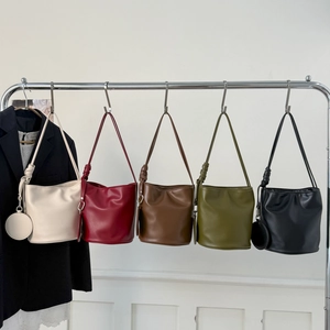 Minimalistische Beuteltasche Kollektion in fünf Farben mit kleinem Rundbeutel