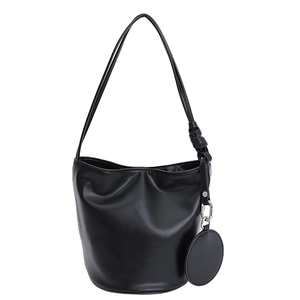 Minimalistische schwarze Beuteltasche mit Knotengurt und rundem Münztäschchen-Anhänger