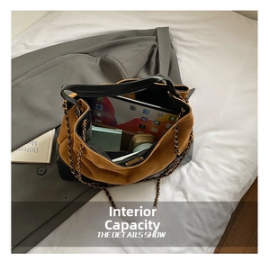 Vue de dessus du sac cabas montrant sa capacité pour tablettes et livres