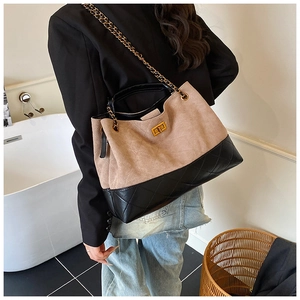 Détail du grand sac cabas avec daim kaki et cuir noir matelassé à bandoulière chaîne