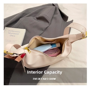Capacité interne du sac croissant rose avec espace pour cosmétiques et portefeuille