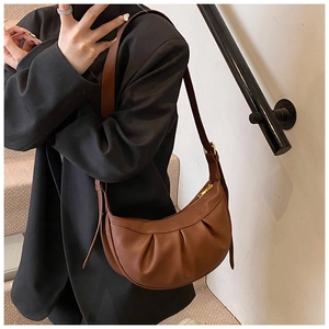 Sac demi-lune en cuir marron avec bandoulière réglable et détails dorés chics