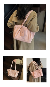 Detalle del bolso tote rosa con diseño de asa anudada y accesorio de mini bolsa colgante