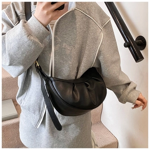 Sac bandoulière demi-lune noir avec design plissé élégant et bandoulière réglable
