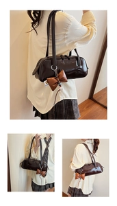 Détail d'un sac à bandoulière marron foncé brillant avec un accessoire de nœud élégant