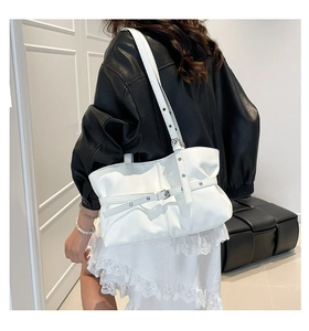 Sac à épaule en similicuir blanc avec boucle réglable porté par un mannequin de dos