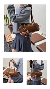 Vues détaillées d'un sac cabas vintage marron avec nœud décoratif dans un décor de café