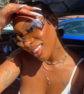 Détail de lunettes de soleil Y2K sans monture avec strass et verres dégradés bruns