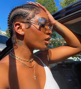 Détail de lunettes de soleil sport Y2K sans monture avec diamants et cadre en métal