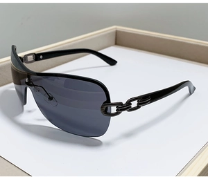 Detail showing the stylish metal chain texture on the temple of these Y2K sunglasses