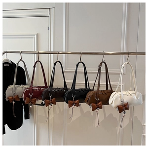 Séléction de six sacs sous les bras minimalistes en similicuir avec charmes de nœud suspendus