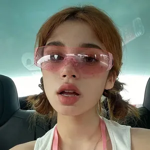 Détail de lunettes de soleil roses Y2K sans monture avec strass sur un mannequin femme
