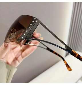 Gros plan sur des lunettes de soleil Y2K sans monture avec strass et verres dégradés chic