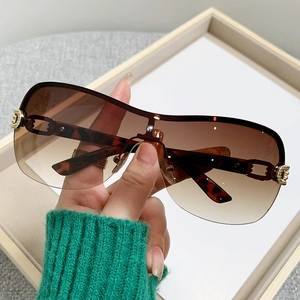 Y2K Square Shield Sunglasses For Women Large Frame Gradient Lenses UV400 Protection Metal Chain Temple Fashion Eyewear