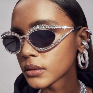 Gros plan sur des lunettes de soleil de luxe avec cristaux et bijoux en strass assortis