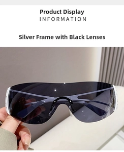 Détail de lunettes de soleil enveloppantes argentées avec verres gris-noir de style Y2K