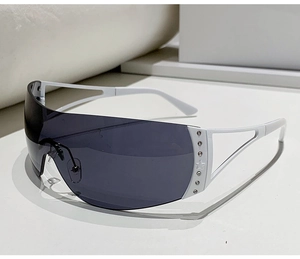 Détail de lunettes Y2K sans monture blanches avec strass et emblème en forme d'étoile
