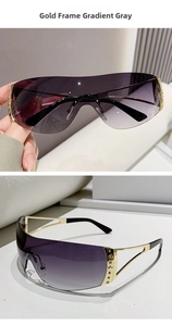 Détail de lunettes Y2K sans monture avec verres dégradés gris et branches étoiles strass
