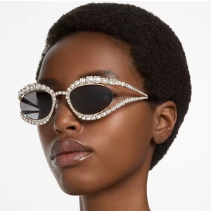 Gros plan de lunettes de soleil de luxe avec monture évidée et détails en cristal