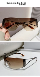 Détail de lunettes de soleil sport Y2K sans monture avec verres dégradés et strass