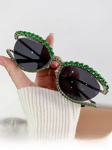 Détail de lunettes de soleil de luxe avec strass verts sur monture métallique évidée