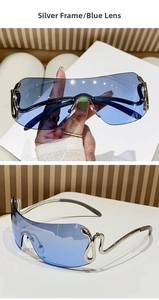 Details einer Y2K randlosen Sonnenbrille mit silbernen Schlangenbügeln und blauen Gläsern